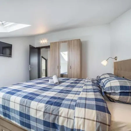 Appartamento Adriatic Heart Luxury - Six Bedroom With Sea View House Pirovac