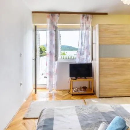 Appartamento Adriatic Heart Luxury - Six Bedroom With Sea View House Pirovac